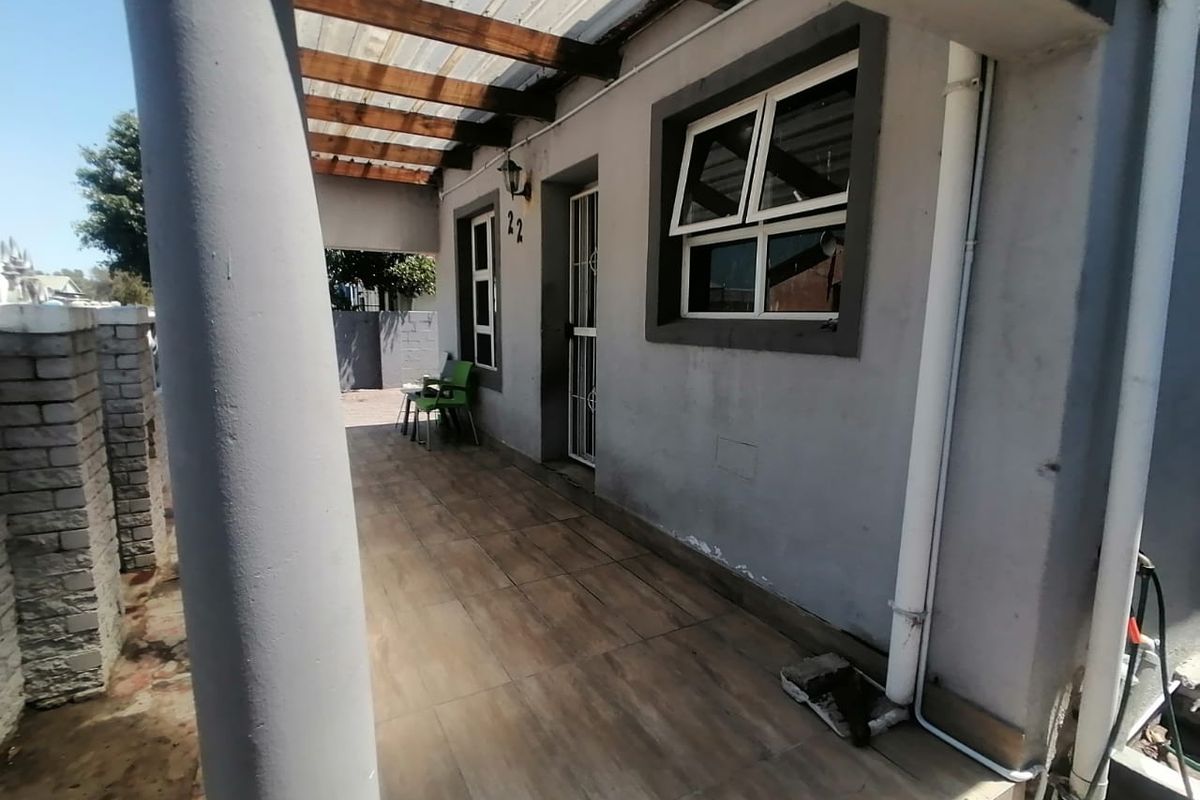 2 Bedroom home with Double garage, and huge backyard - Photo 3