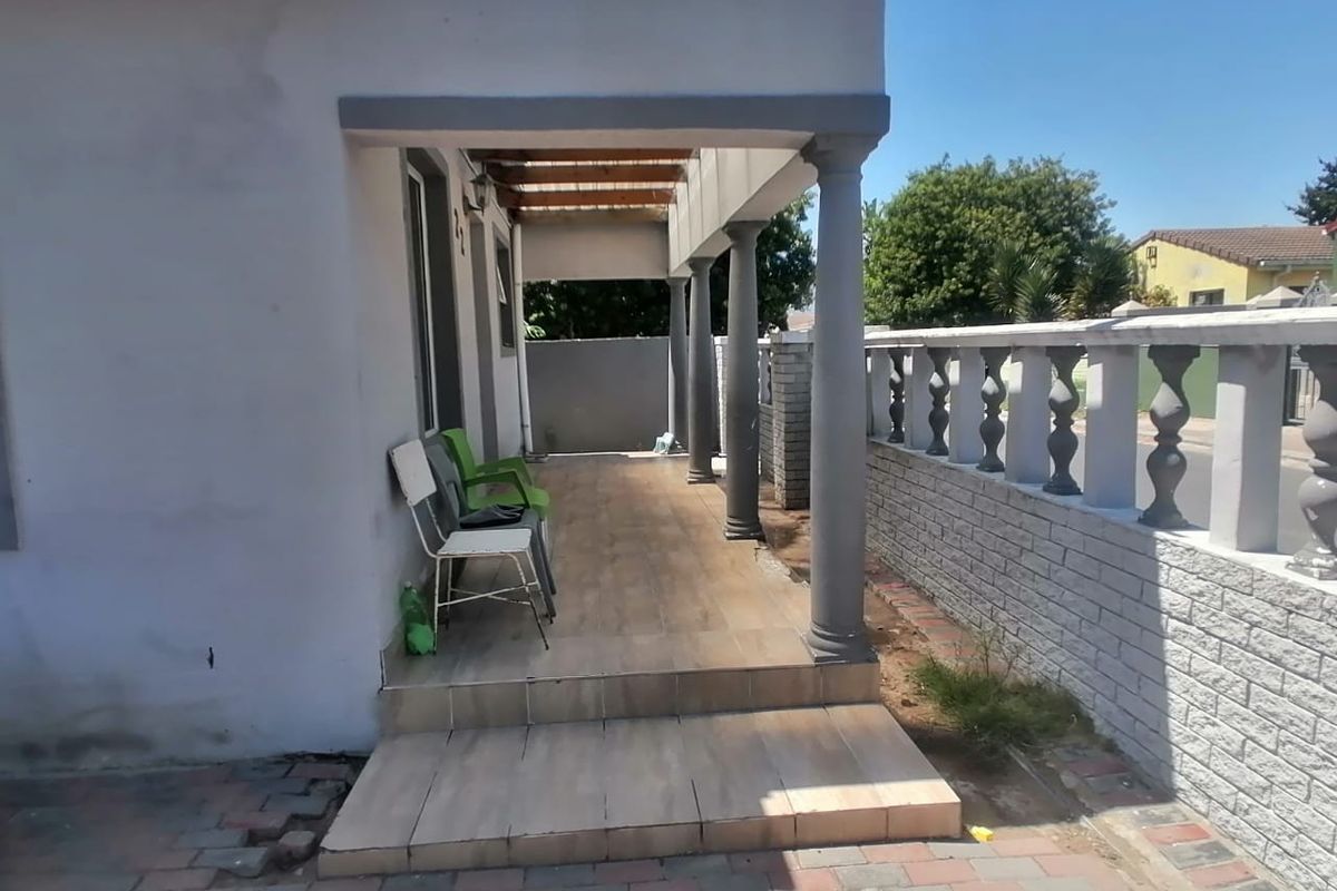 2 Bedroom home with Double garage, and huge backyard - Photo 5