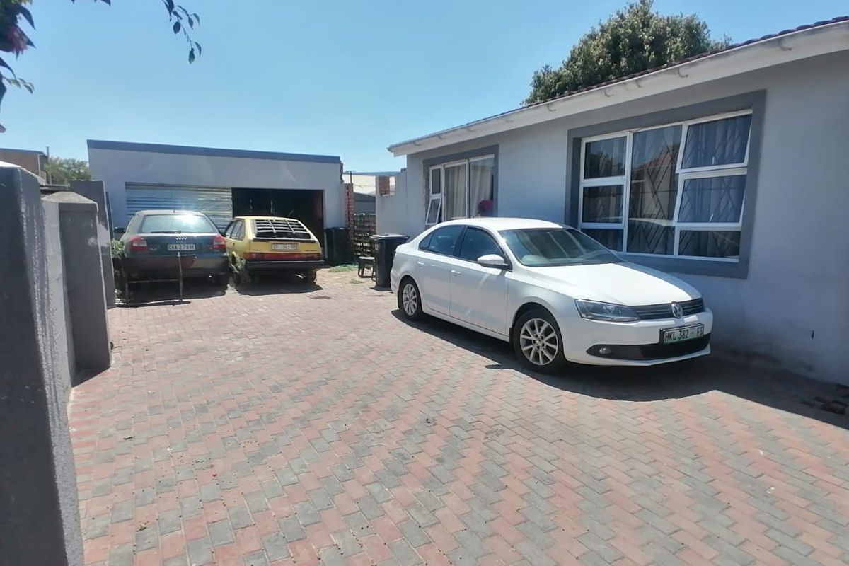 2 Bedroom home with Double garage, and huge backyard - Photo 4