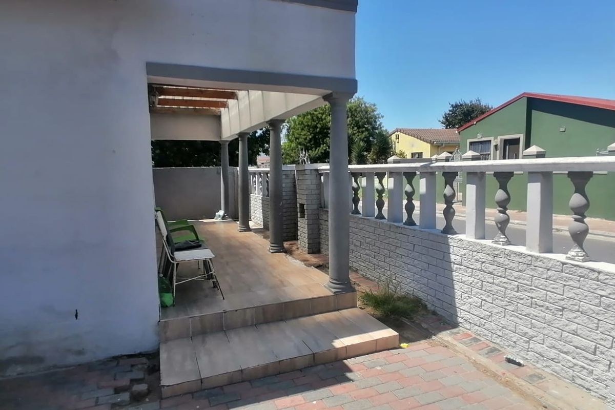 2 Bedroom home with Double garage, and huge backyard - Photo 2