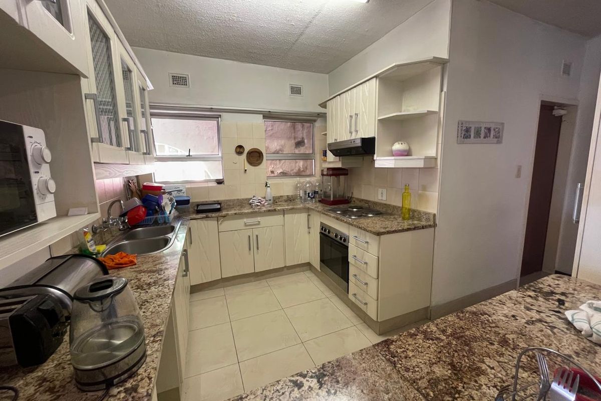 3 Bedroom Apartment With Sea Views - Photo 3