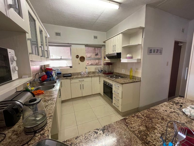 3 Bedroom Apartment With Sea Views - Photo 3