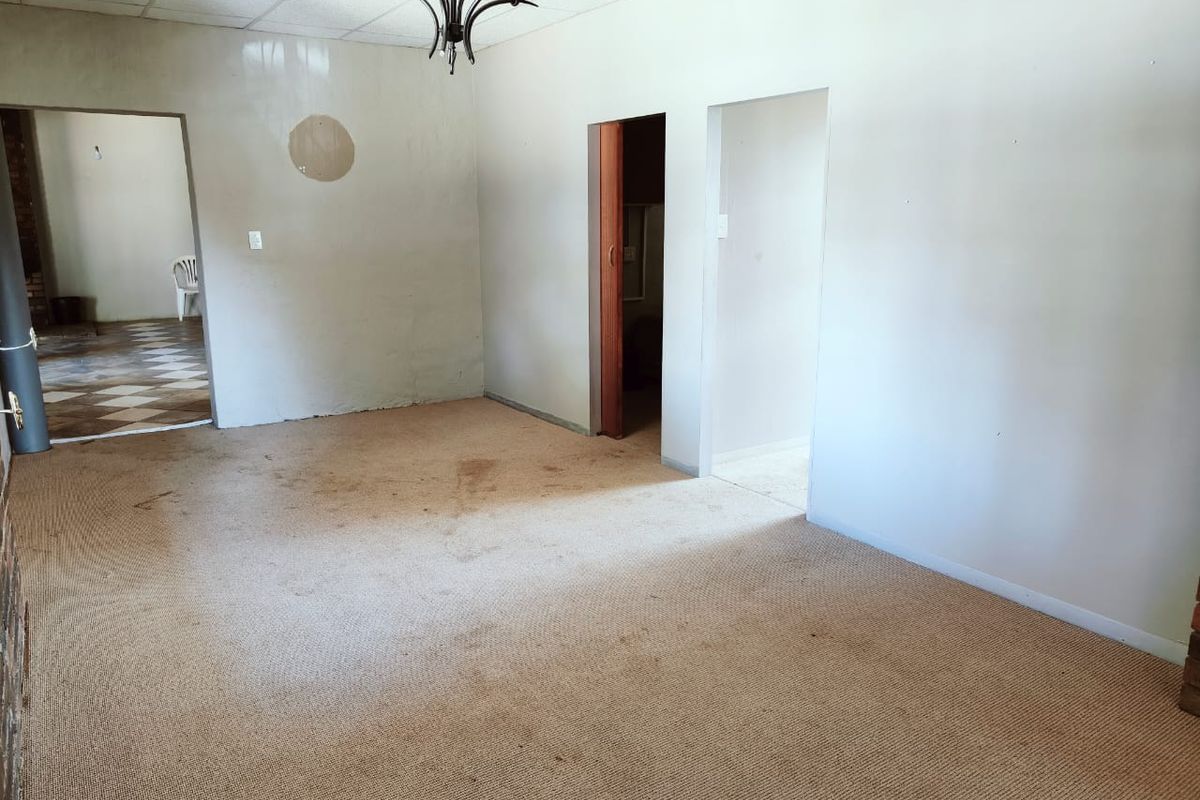 Spacious Family Home with Modern Features - Photo 4