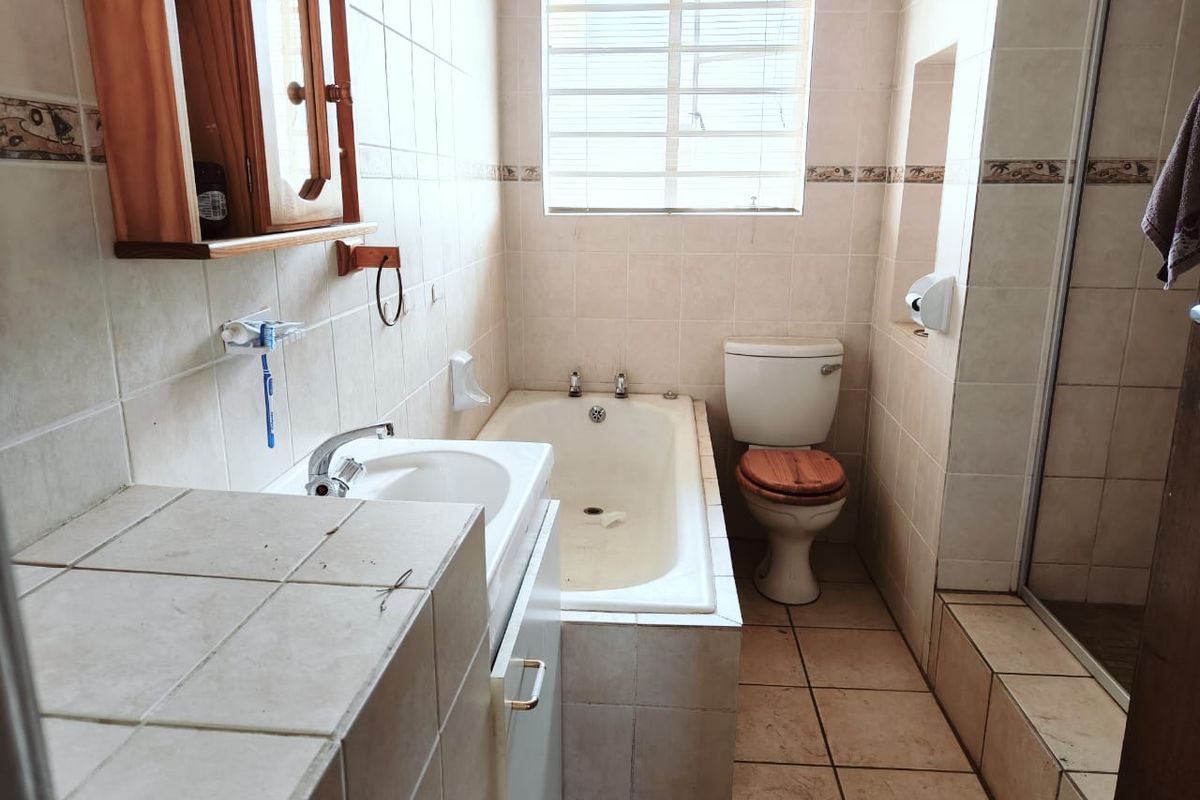 Spacious Family Home with Modern Features - Photo 2