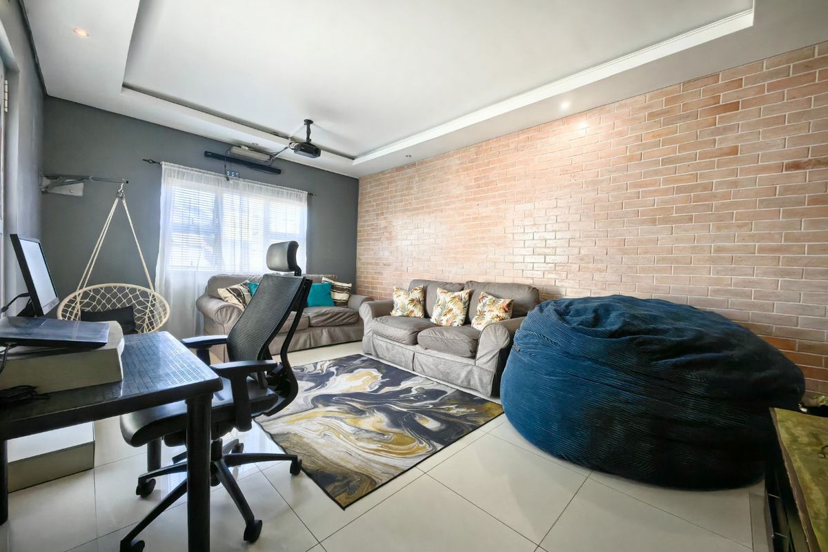 3 Bedroom Entertainers Dream in Prime Location! - Photo 3