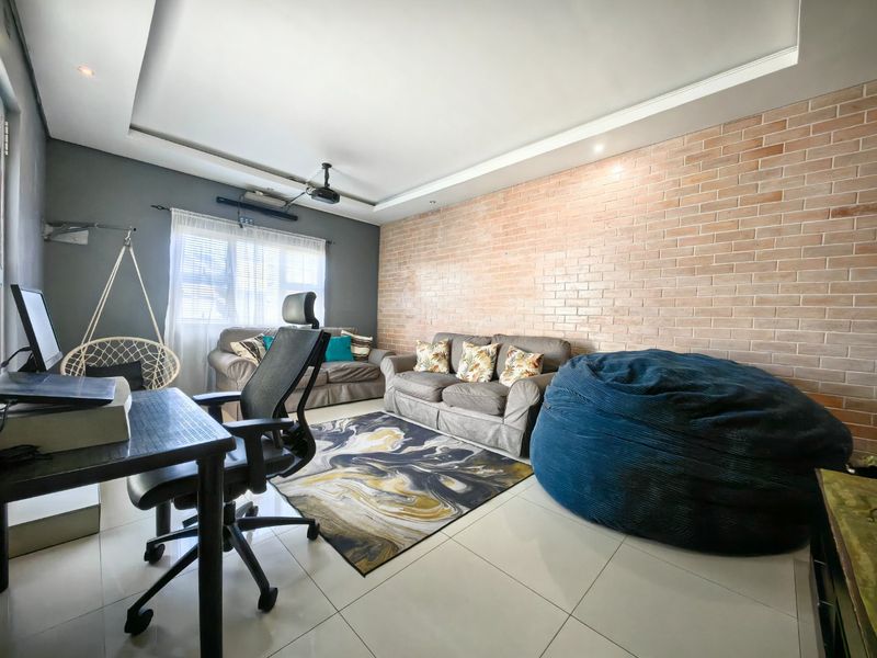 3 Bedroom Entertainers Dream in Prime Location! - Photo 3