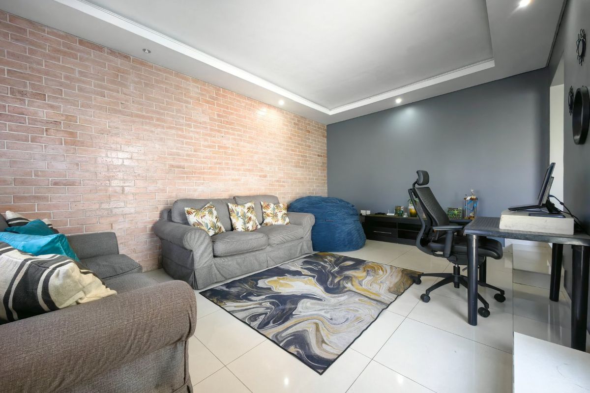 3 Bedroom Entertainers Dream in Prime Location! - Photo 4