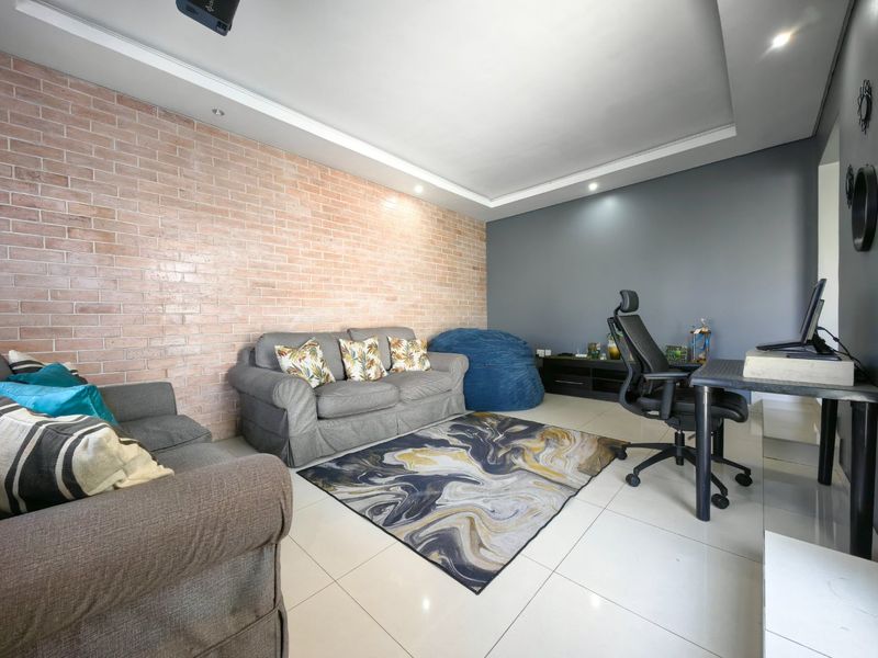 3 Bedroom Entertainers Dream in Prime Location! - Photo 4