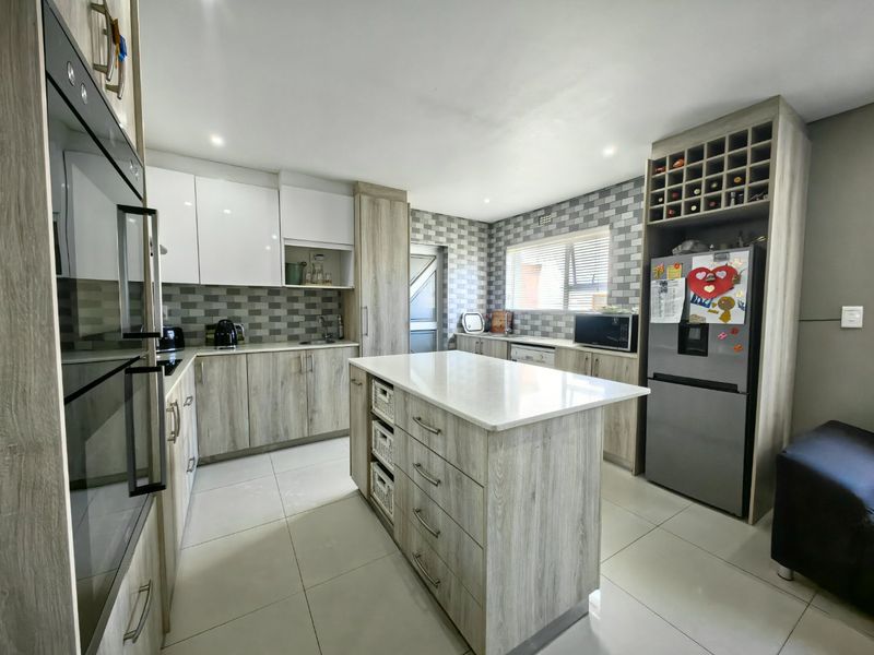 3 Bedroom Entertainers Dream in Prime Location! - Photo 10