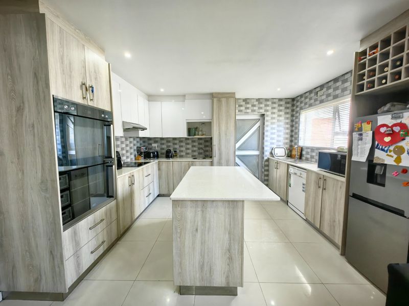 3 Bedroom Entertainers Dream in Prime Location! - Photo 9