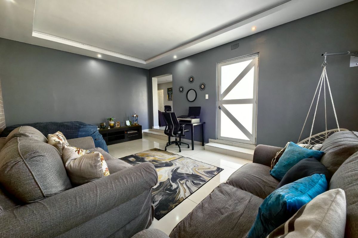 3 Bedroom Entertainers Dream in Prime Location! - Photo 2