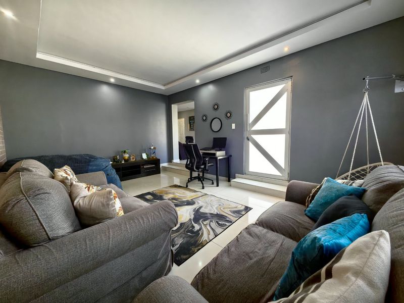 3 Bedroom Entertainers Dream in Prime Location! - Photo 2