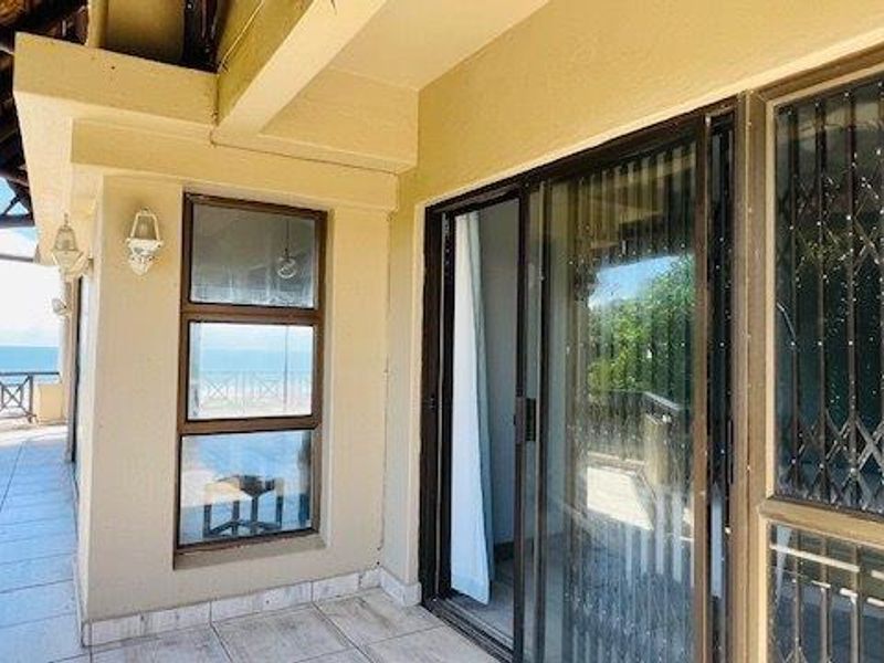 4 Bedroom Beachfront Apartment With Amazing Views – Renovation Opportunity! - Photo 9