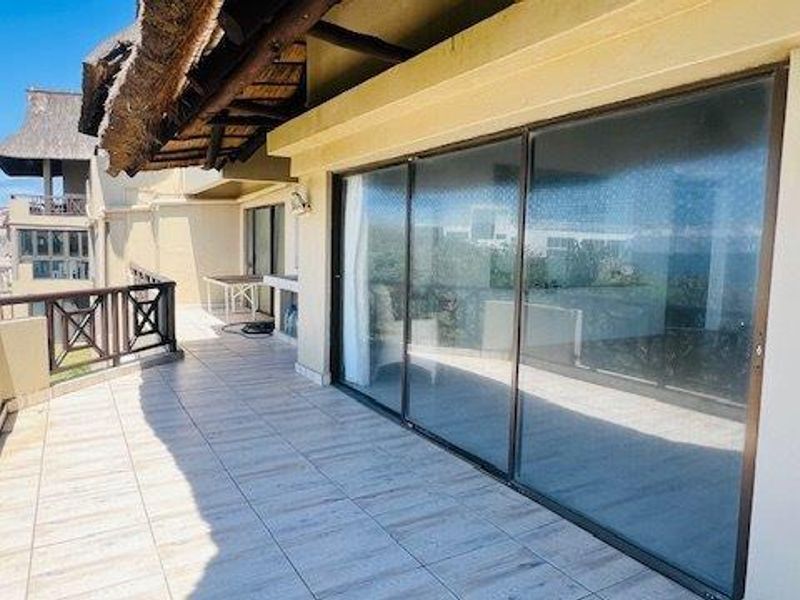 4 Bedroom Beachfront Apartment With Amazing Views – Renovation Opportunity! - Photo 7