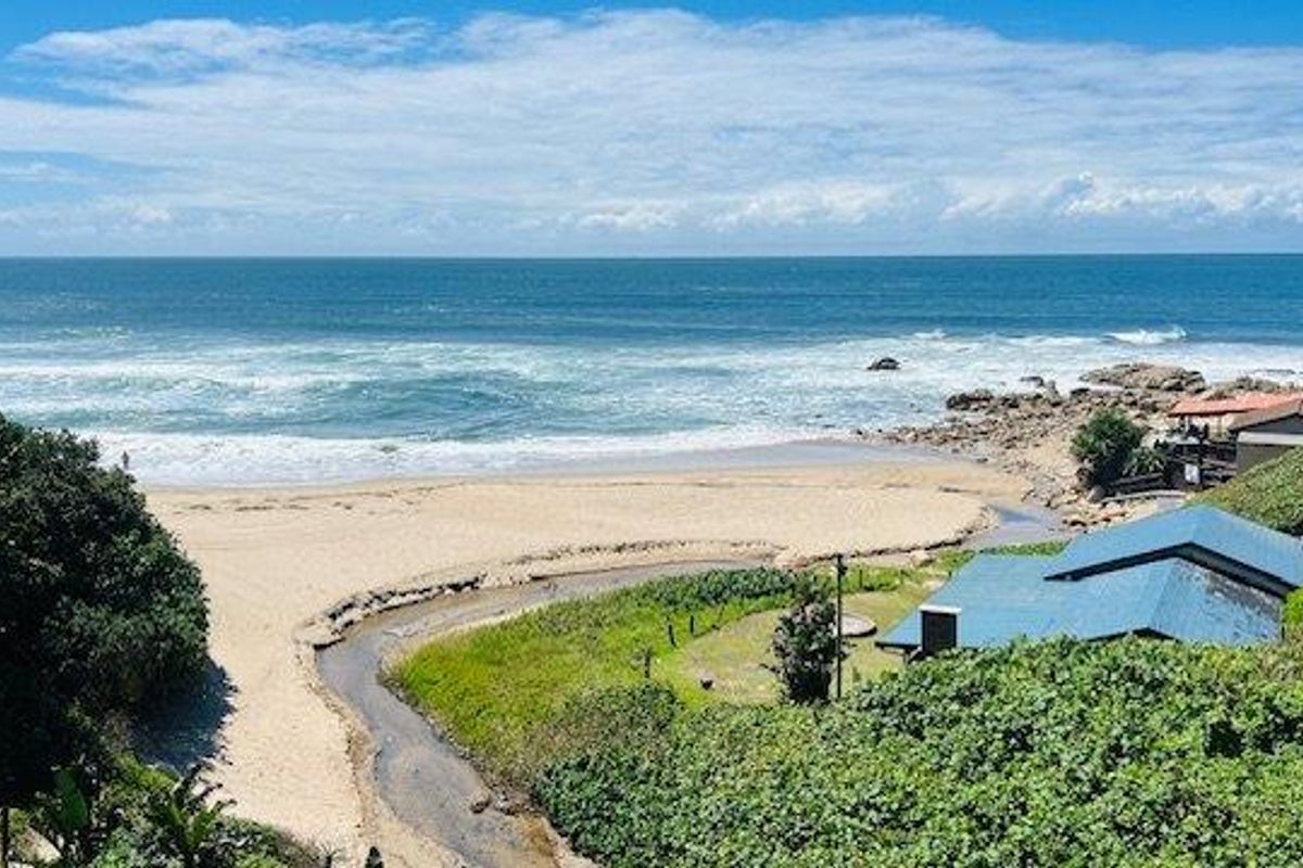 4 Bedroom Beachfront Apartment With Amazing Views – Renovation Opportunity! - Photo 2