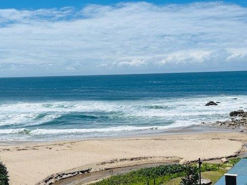 4 Bedroom Beachfront Apartment With Amazing Views – Renovation Opportunity! - Photo 1