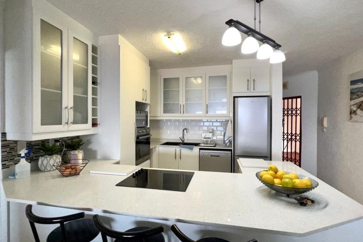 Upmarket Apartment In Uvongo - Photo 5