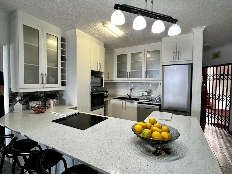 Upmarket Apartment In Uvongo - Photo 4