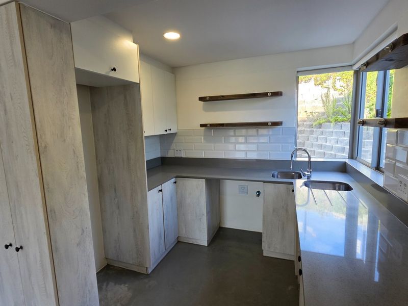 Beautiful Apartment.... Ground Floor Unit.... Large Garage with Direct Access !!! - Photo 3