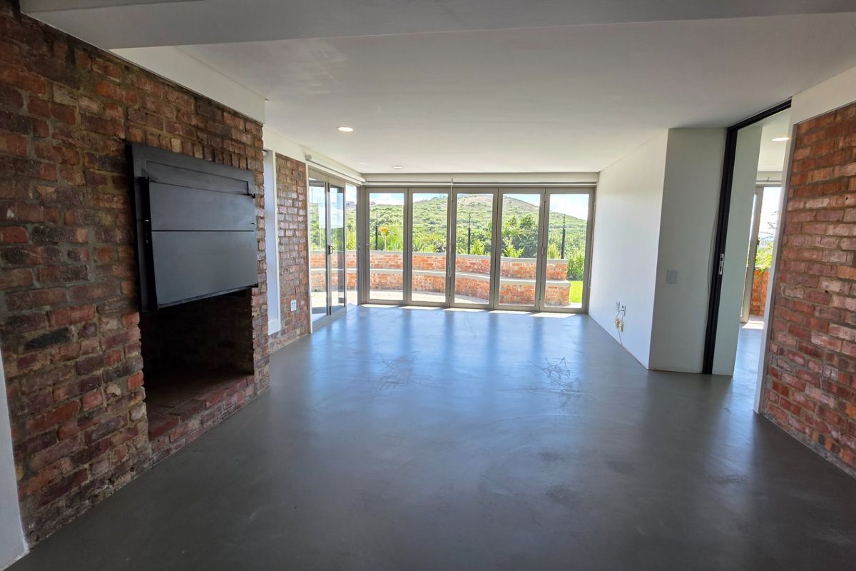 Beautiful Apartment.... Ground Floor Unit.... Large Garage with Direct Access !!! - Photo 5