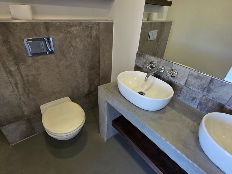 Beautiful Apartment.... Ground Floor Unit.... Large Garage with Direct Access !!! - Photo 10