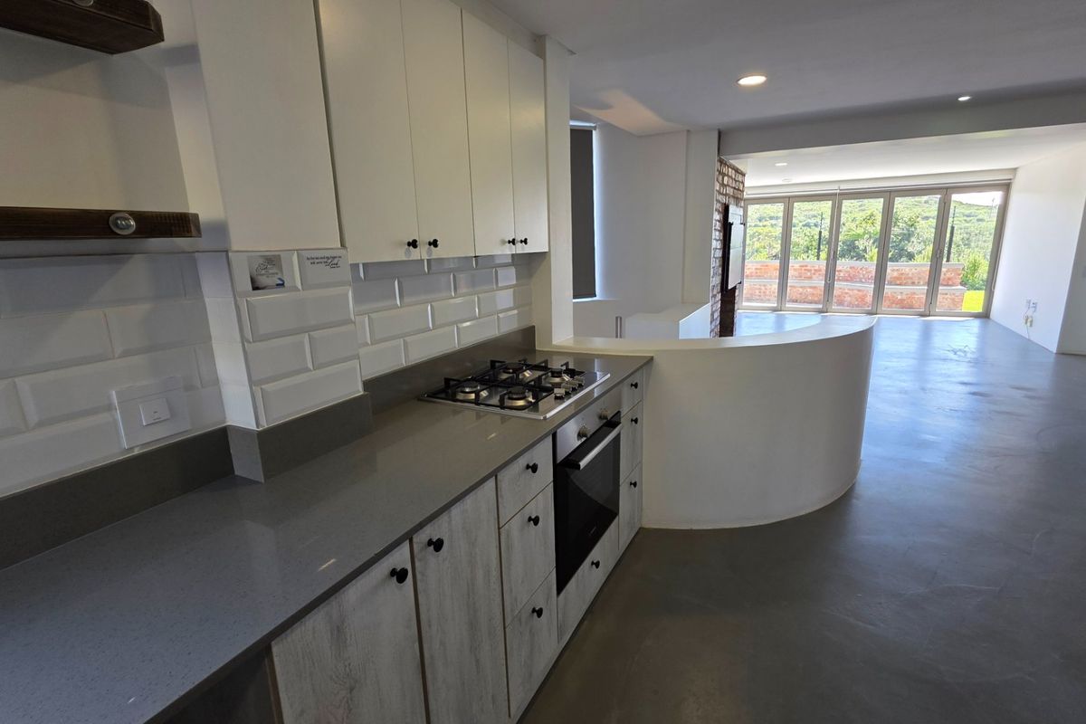 Beautiful Apartment.... Ground Floor Unit.... Large Garage with Direct Access !!! - Photo 4