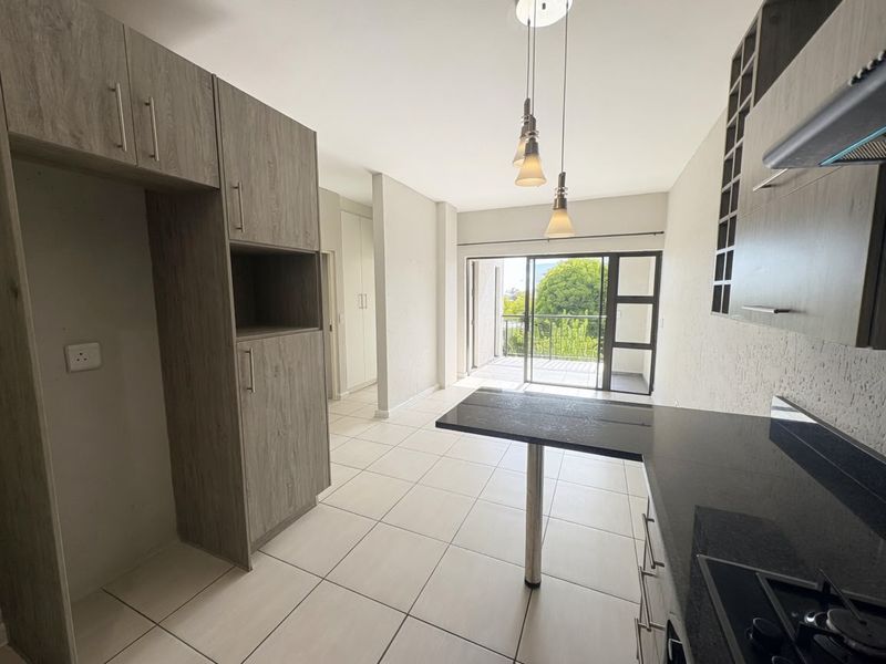 Stylish and Modern 1-Bedroom, 1-Bathroom Apartment to Rent in Florida Hills   - Photo 3