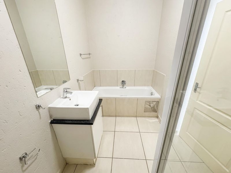 Stylish and Modern 1-Bedroom, 1-Bathroom Apartment to Rent in Florida Hills   - Photo 9