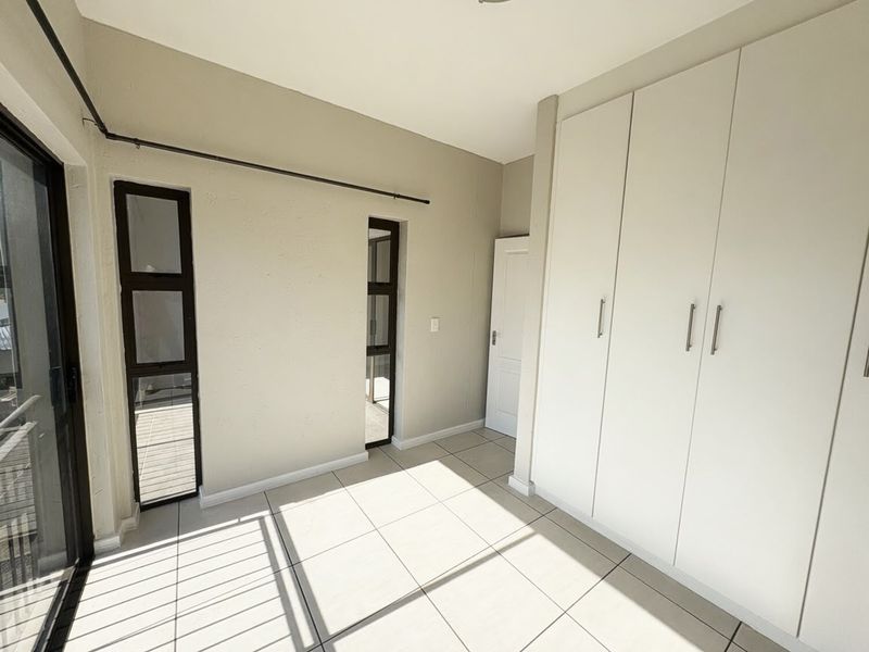 Stylish and Modern 1-Bedroom, 1-Bathroom Apartment to Rent in Florida Hills   - Photo 8