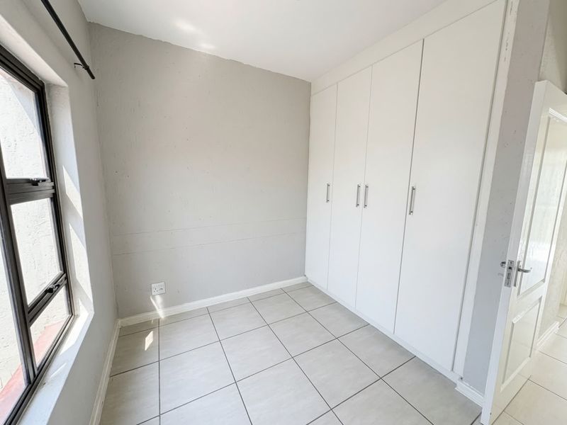 Stylish and Modern 1-Bedroom, 1-Bathroom Apartment to Rent in Florida Hills   - Photo 7