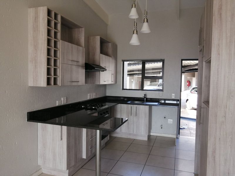Stylish and Modern 1-Bedroom, 1-Bathroom Apartment to Rent in Florida Hills   - Photo 6