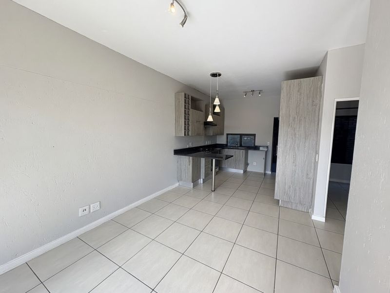 Stylish and Modern 1-Bedroom, 1-Bathroom Apartment to Rent in Florida Hills   - Photo 4