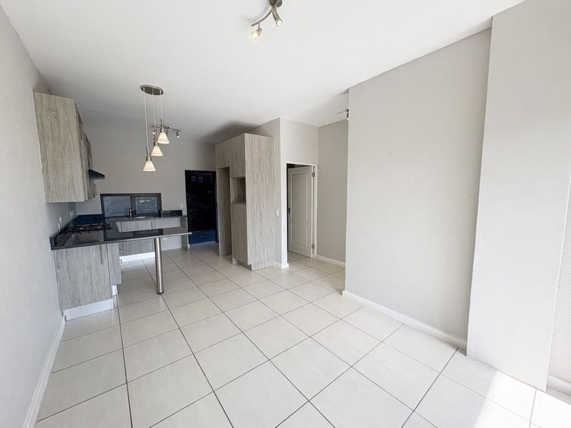 Stylish and Modern 1-Bedroom, 1-Bathroom Apartment to Rent in Florida Hills   - Photo 5