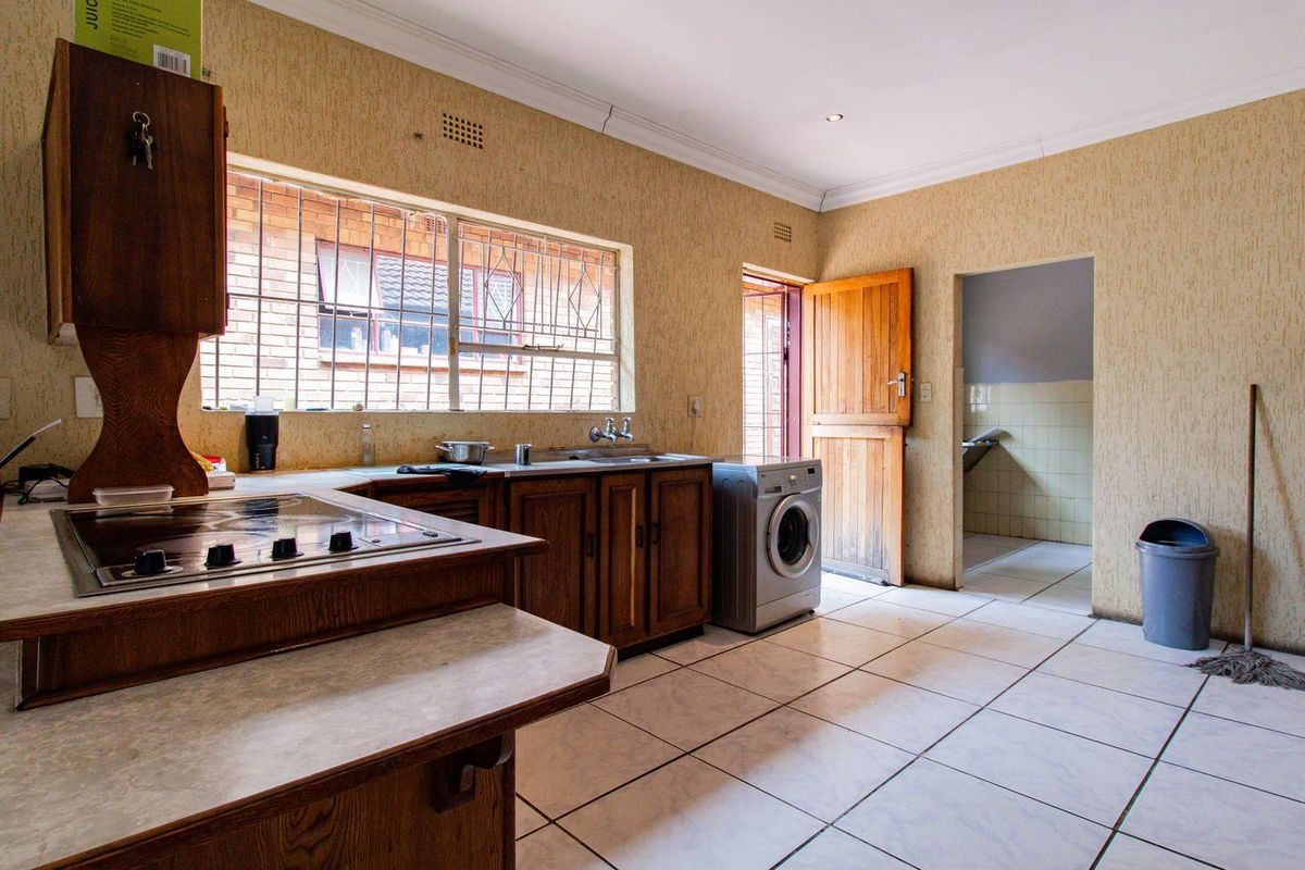 Charming 3-Bed 2 Bath Family Home in Naturena!!! - Photo 4
