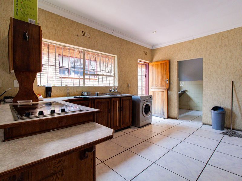 Charming 3-Bed 2 Bath Family Home in Naturena!!! - Photo 4