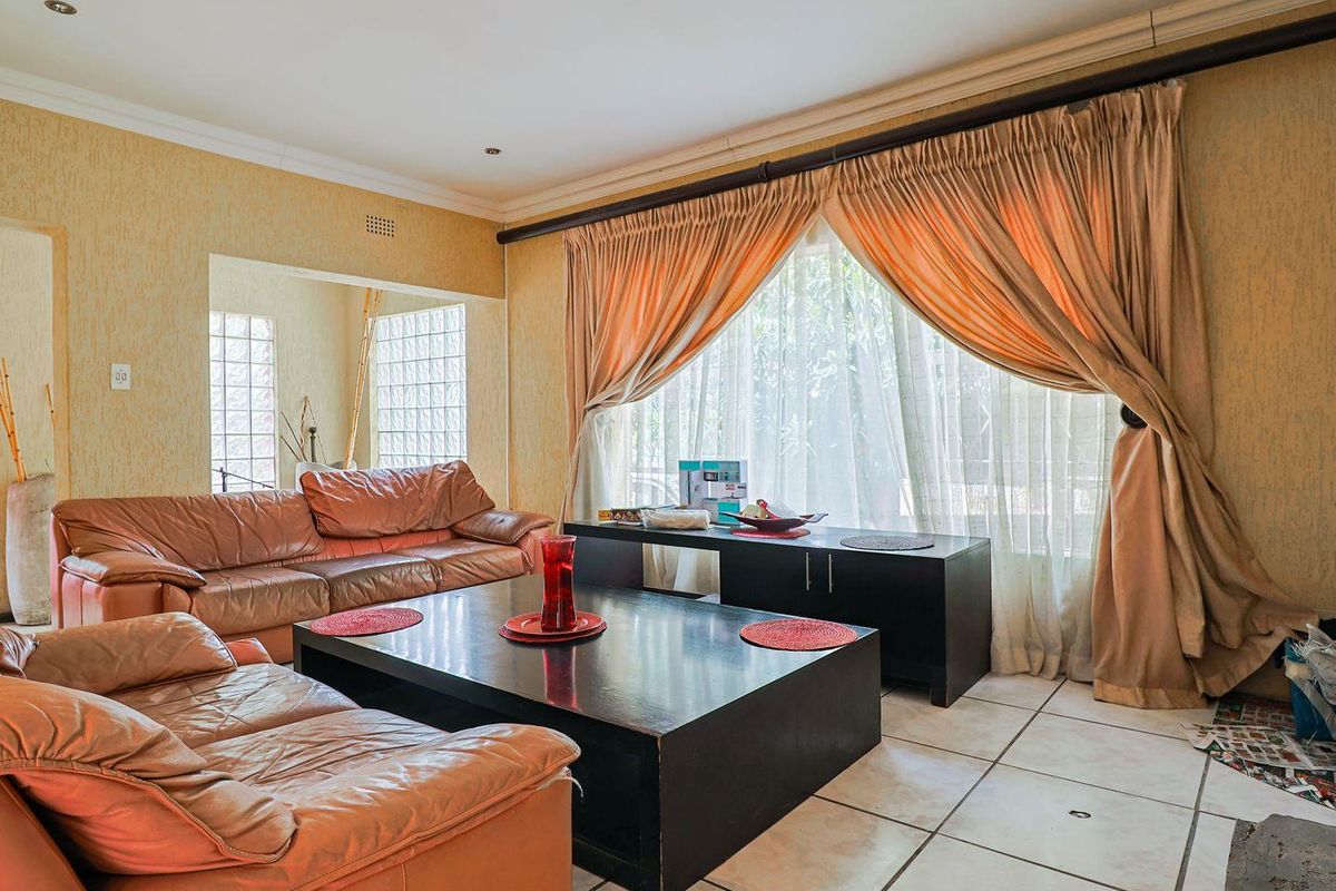 Charming 3-Bed 2 Bath Family Home in Naturena!!! - Photo 2
