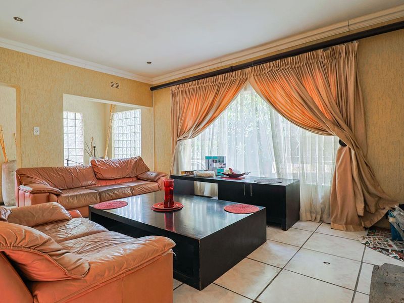 Charming 3-Bed 2 Bath Family Home in Naturena!!! - Photo 2
