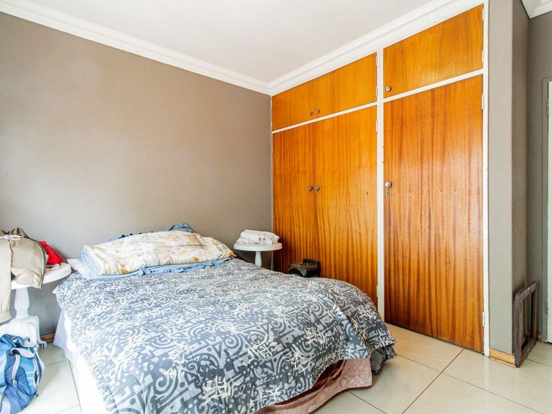 Charming 3-Bed 2 Bath Family Home in Naturena!!! - Photo 8