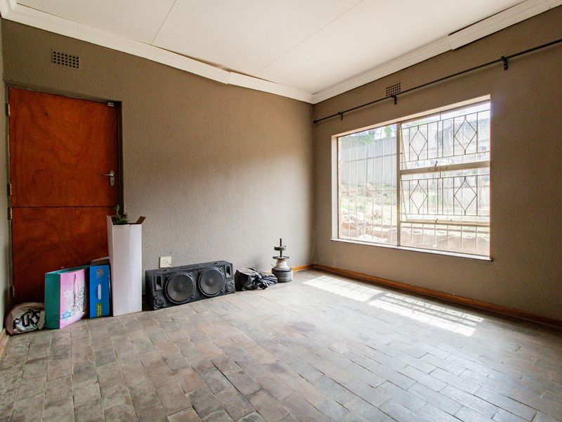 Charming 3-Bed 2 Bath Family Home in Naturena!!! - Photo 10