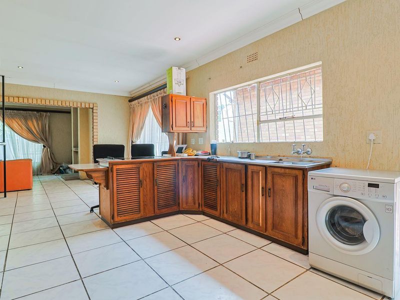 Charming 3-Bed 2 Bath Family Home in Naturena!!! - Photo 6