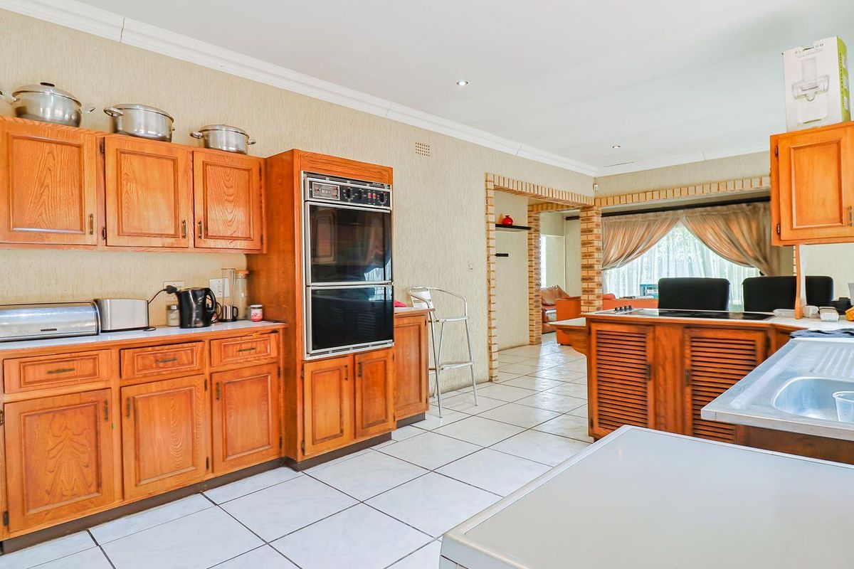 Charming 3-Bed 2 Bath Family Home in Naturena!!! - Photo 5