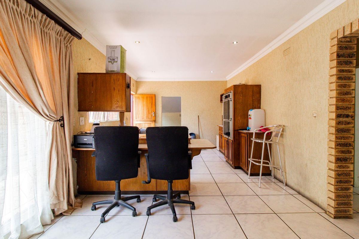 Charming 3-Bed 2 Bath Family Home in Naturena!!! - Photo 3