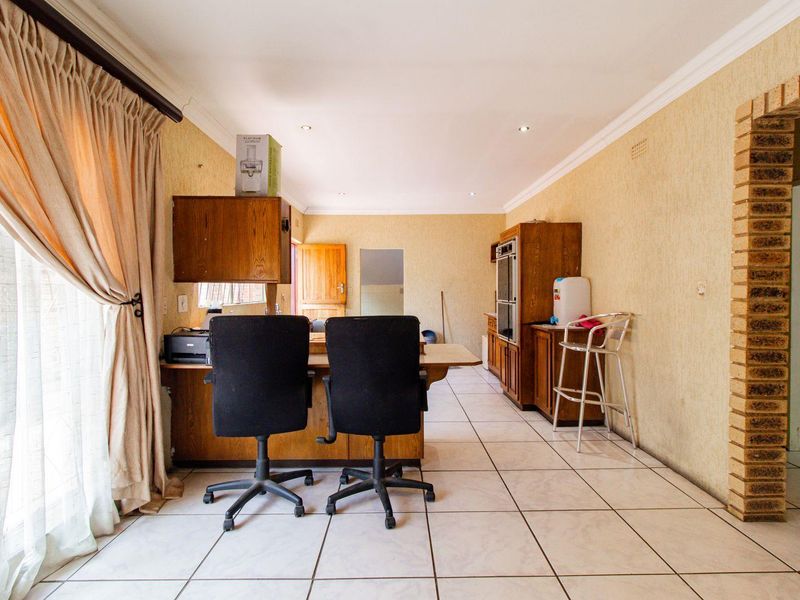 Charming 3-Bed 2 Bath Family Home in Naturena!!! - Photo 3