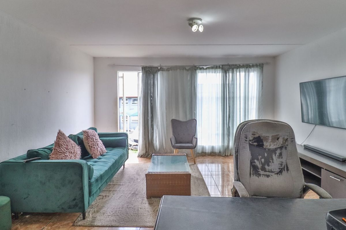 2-Bed, 1-Bath Ground Floor Unit for Sale in Lyndhurst Estate - Photo 3