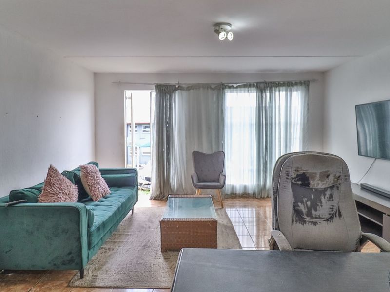 2-Bed, 1-Bath Ground Floor Unit for Sale in Lyndhurst Estate - Photo 3