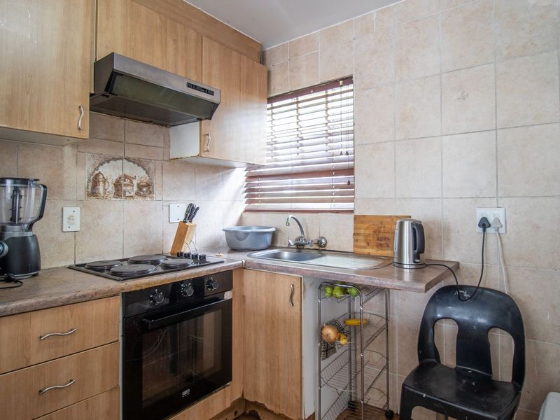 2-Bed, 1-Bath Ground Floor Unit for Sale in Lyndhurst Estate - Photo 5