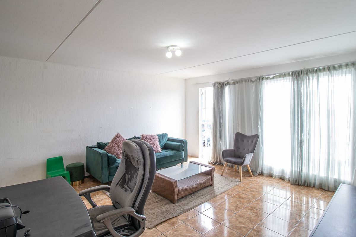 2-Bed, 1-Bath Ground Floor Unit for Sale in Lyndhurst Estate - Photo 2