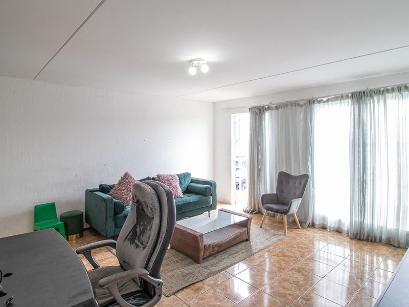 2-Bed, 1-Bath Ground Floor Unit for Sale in Lyndhurst Estate - Photo 2