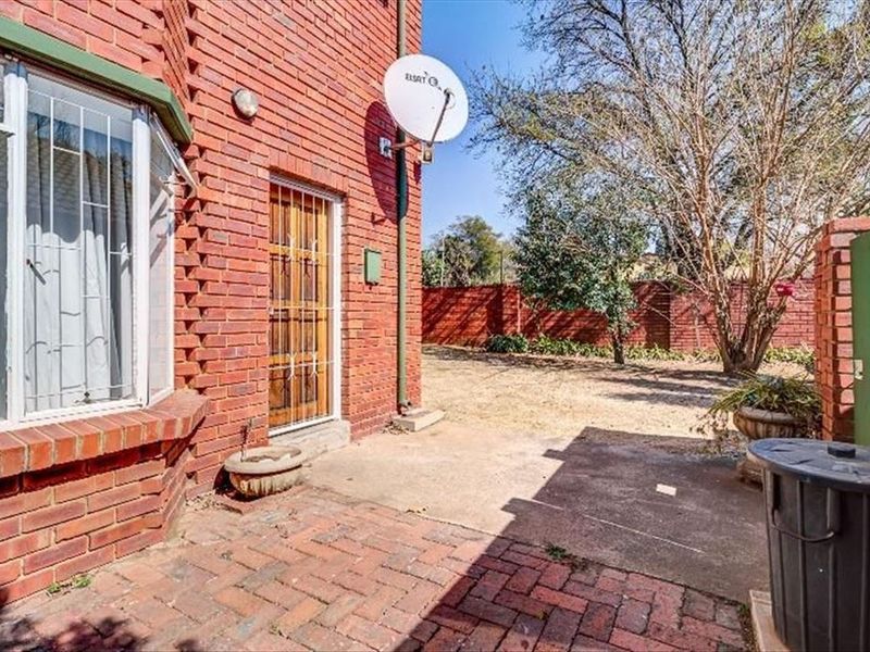 Cozy and Functional Living Space - Photo 2