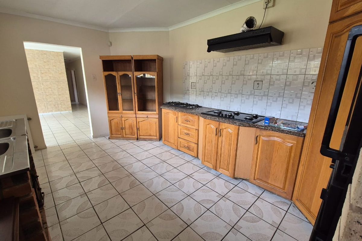3 Bedroom House To Let in Woodhaven - R9,000 pm - Photo 2